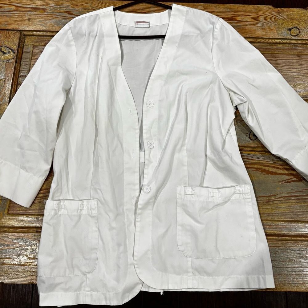 Peaches White Button-Up Scrub Jacket